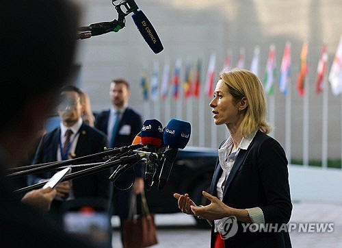 카야 칼라스 EU 외교안보 고위대표가 14일(현지시간) 룩셈부르크에서 열린 EU 외교장관회의에 앞서 기자들 질문에 답하고 있다. [룩셈부르크 EPA=연합뉴스]